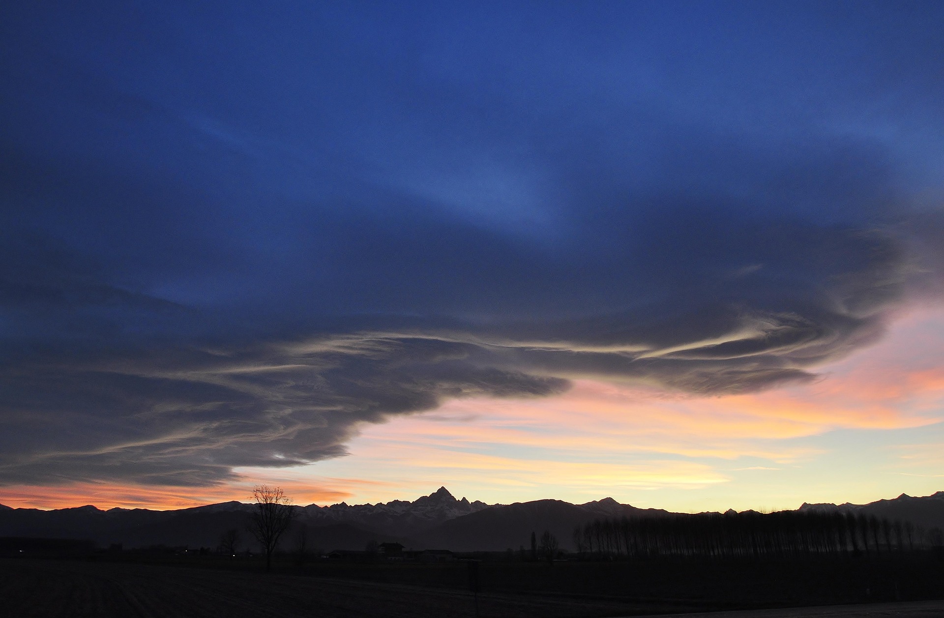 Il profilo del Monviso al tramonto